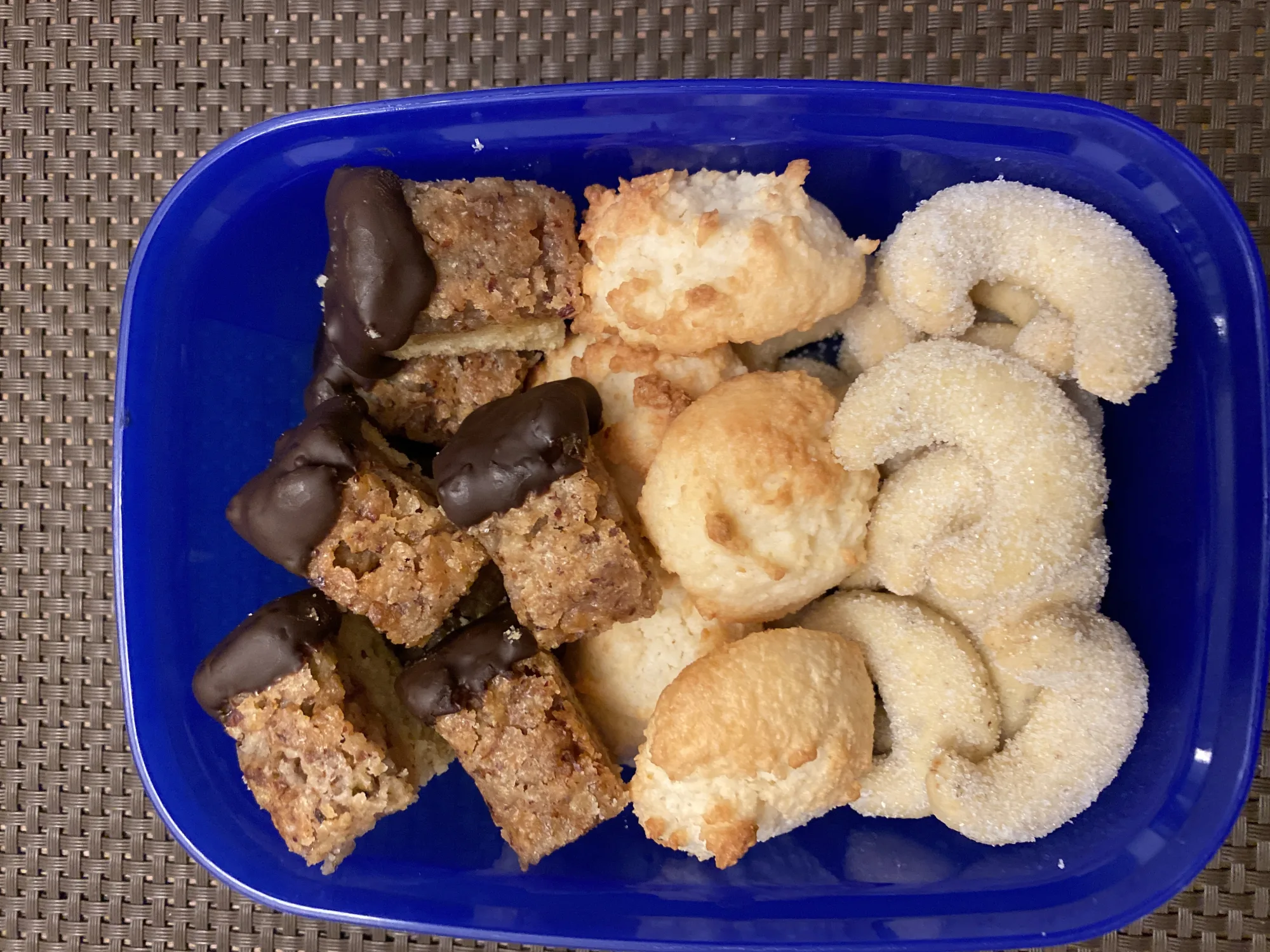 Nussecken-Plätzchen (Hazelnut Triangle Cookies)