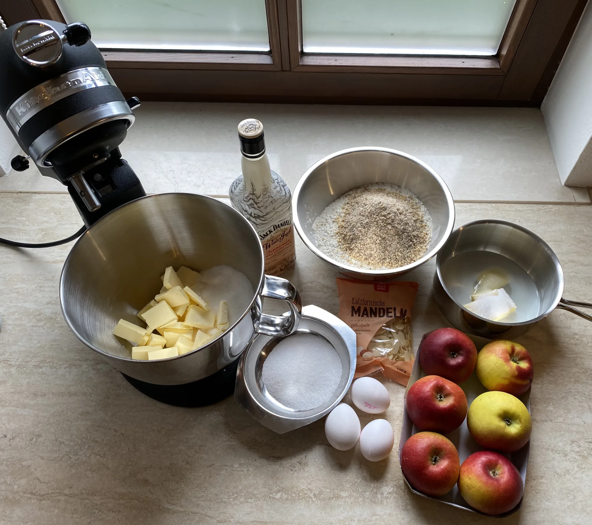Apple Cake with Almond Topping (Apfelkuchen mit Mandeldecke)