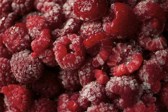 Mascarpone-Dessert mit Himbeeren und Walnüssen