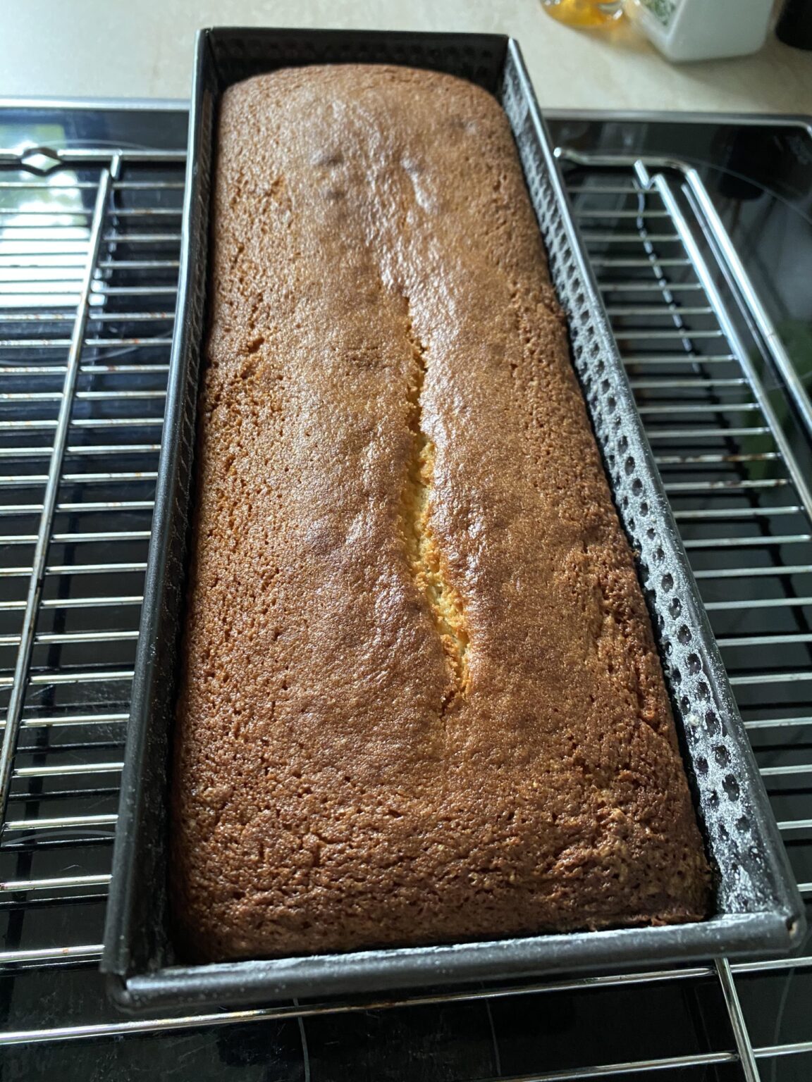 Zitronen-Mandel-Kuchen mit Zuckerglasur